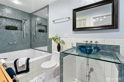 Bath - 520 Walnut St #3, Edmonds, WA 98020 photo 2 of 4