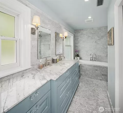 Bath - 2833 10th Ave E, Seattle, WA 98102 photo 2 of 4