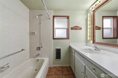 Bath - 233 E Gibson, Chelan, WA 98816 photo 3 of 4