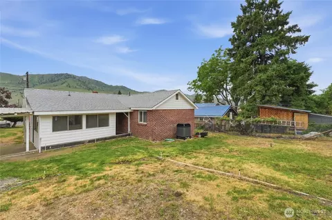 Exterior - 233 E Gibson, Chelan, WA 98816 photo 4 of 7