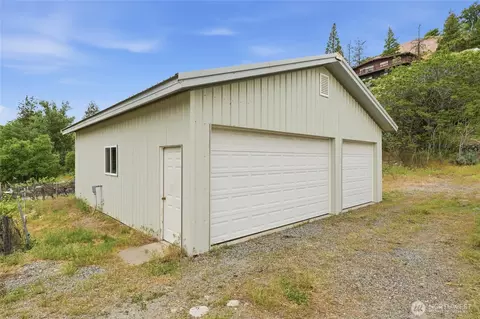Exterior - 233 E Gibson, Chelan, WA 98816 photo 6 of 7