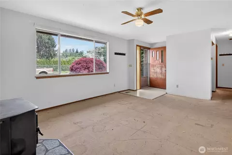 Living - 716 Murphy Way, Sultan, WA 98294 photo 2 of 7