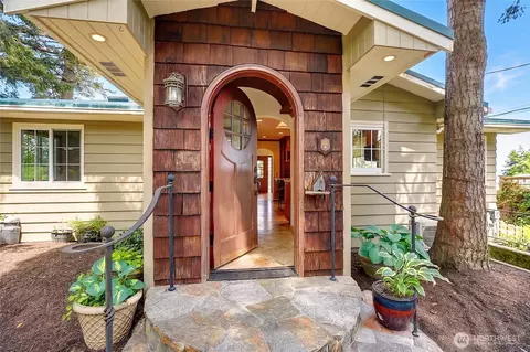 386 Shore Dr, Camano Island, WA 98282