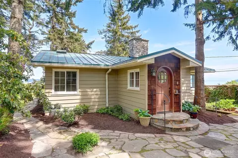 386 Shore Dr, Camano Island, WA 98282