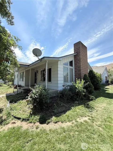 522 Golden St, Oroville, WA 98844