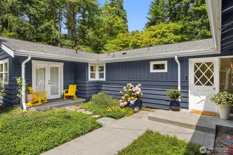 10430 NE Cascade Ave, Bainbridge Island, WA 98110