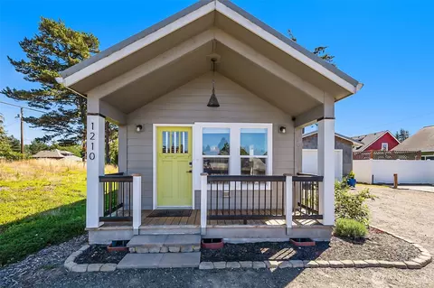 1210 32nd St, Seaview, WA 98644