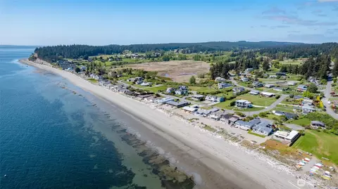 977 Moonraker Dr, Freeland, WA 98249