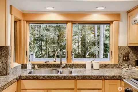 Kitchen - 14606 26th Dr SE, Mill Creek, WA 98012 photo 4 of 6