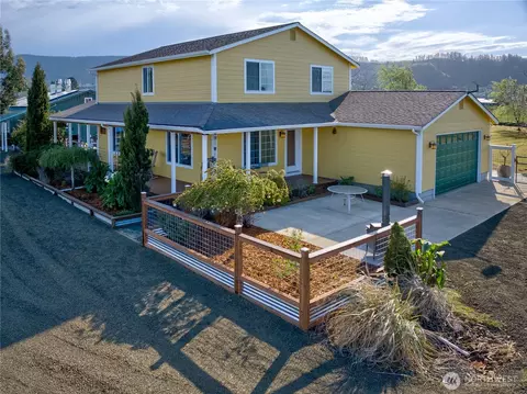 31 Blue Skies Ln, Cathlamet, WA 98612