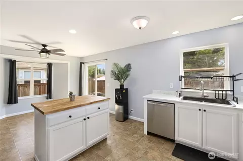Kitchen - 1105 Boatman Ave NW, Orting, WA 98360 photo 4 of 6