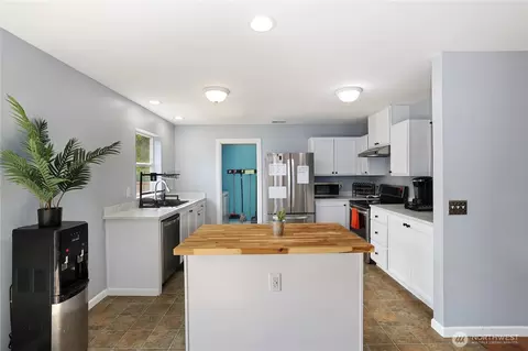 Kitchen - 1105 Boatman Ave NW, Orting, WA 98360 photo 2 of 6