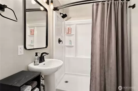 Bath - 206 W Marilyn Ave, Everett, WA 98204 photo 1 of 4