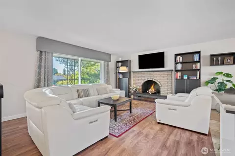 Living - 913 92nd St SE, Everett, WA 98208 photo 2 of 2