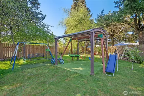 Exterior - 913 92nd St SE, Everett, WA 98208 photo 8 of 11
