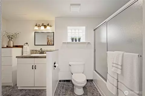 Bath - 2209 Wetmore Ave, Everett, WA 98201 photo 3 of 4