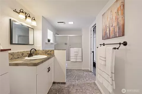 Bath - 2209 Wetmore Ave, Everett, WA 98201 photo 4 of 4