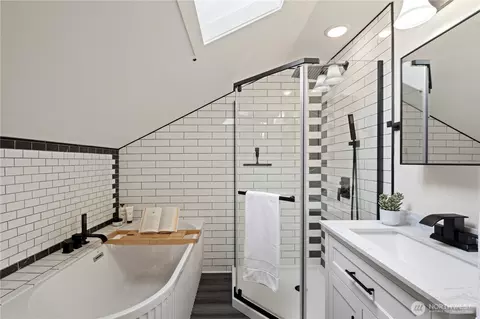 Bath - 2209 Wetmore Ave, Everett, WA 98201 photo 2 of 4