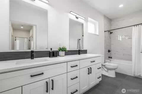 Bath - 10628 E Riverside Dr, Bothell, WA 98011 photo 3 of 3