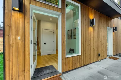 Entry Way - 10628 E Riverside Dr, Bothell, WA 98011 photo 2 of 3