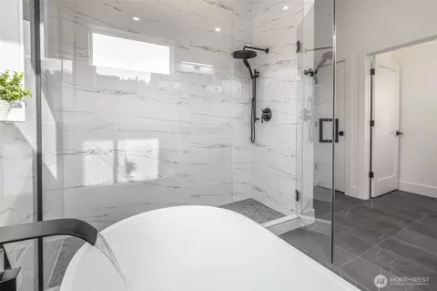 Bath - 10628 E Riverside Dr, Bothell, WA 98011 photo 2 of 3