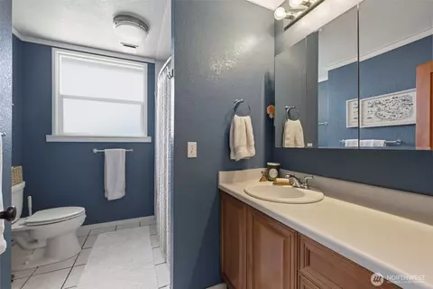 Bath - 4826 Delaware Ave, Everett, WA 98203 photo 1 of 2