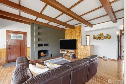 Living - 4826 Delaware Ave, Everett, WA 98203 photo 3 of 8