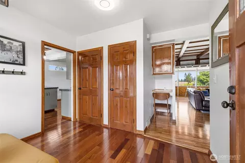 Entry Way - 4826 Delaware Ave, Everett, WA 98203 photo 1 of 3