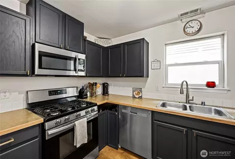 Kitchen - 11632 54th Dr SE, Everett, WA 98208 photo 1 of 4