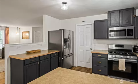 Kitchen - 11632 54th Dr SE, Everett, WA 98208 photo 3 of 4