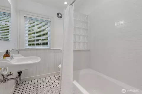 Bath - 1945 Boyer Ave E, Seattle, WA 98112 photo 1 of 4