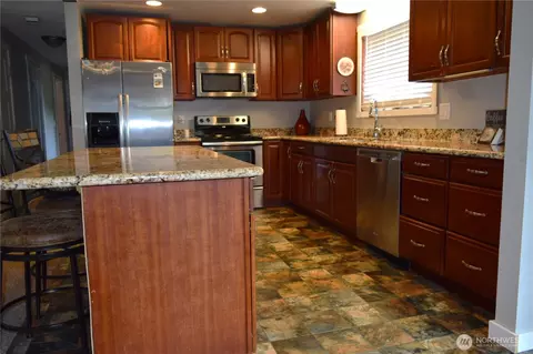 Kitchen - 8611 Vistarama Ave, Everett, WA 98208 photo 2 of 3