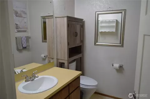 Bath - 8611 Vistarama Ave, Everett, WA 98208 photo 1 of 4