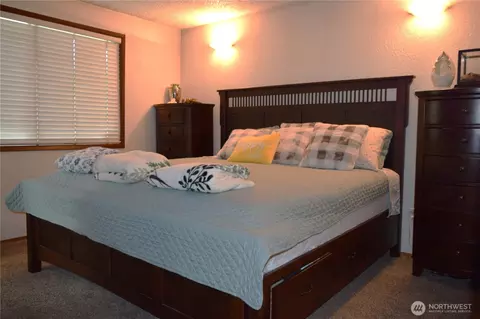 Bedroom - 8611 Vistarama Ave, Everett, WA 98208 photo 2 of 3