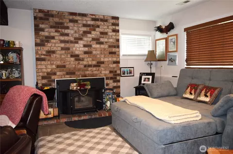 Living - 8611 Vistarama Ave, Everett, WA 98208 photo 6 of 8