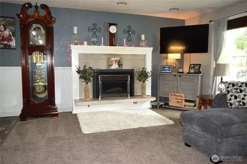 Living - 8611 Vistarama Ave, Everett, WA 98208 photo 3 of 8