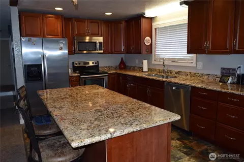 Kitchen - 8611 Vistarama Ave, Everett, WA 98208 photo 3 of 3