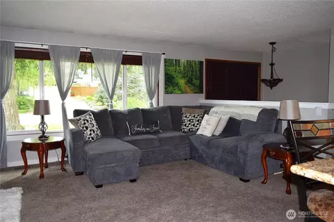 Living - 8611 Vistarama Ave, Everett, WA 98208 photo 2 of 8