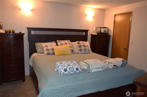 Bedroom - 8611 Vistarama Ave, Everett, WA 98208 photo 3 of 3
