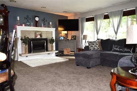 Living - 8611 Vistarama Ave, Everett, WA 98208 photo 4 of 8