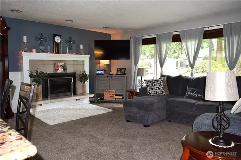 Living - 8611 Vistarama Ave, Everett, WA 98208 photo 1 of 8
