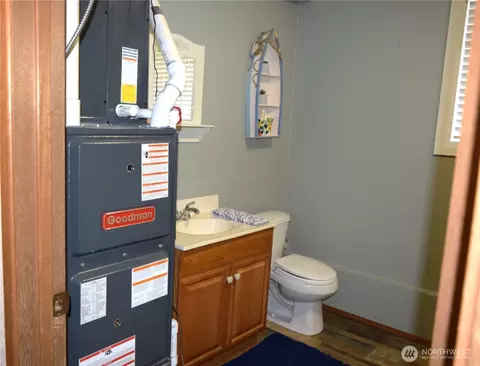 Bath - 8611 Vistarama Ave, Everett, WA 98208 photo 4 of 4