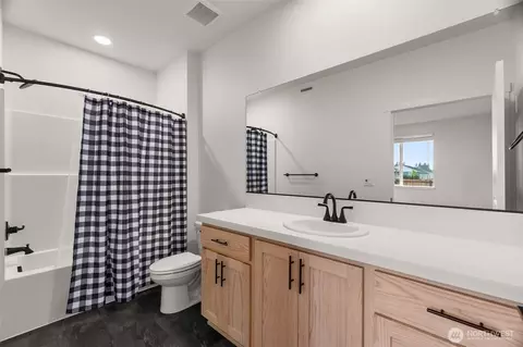 Bath - 504 Pagget Ave, Winlock, WA 98596 photo 1 of 2