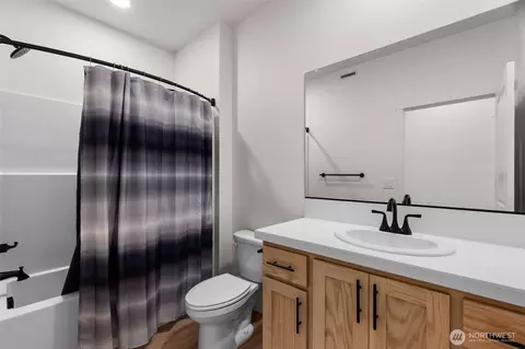 Bath - 504 Pagget Ave, Winlock, WA 98596 photo 2 of 2