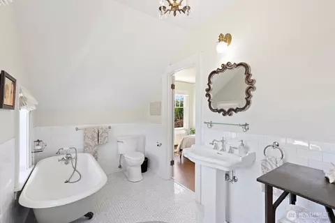 Bath - 511 33rd Ave, Seattle, WA 98122 photo 4 of 4