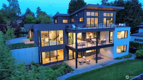 1032 89th Ave NE, Bellevue, WA 98004