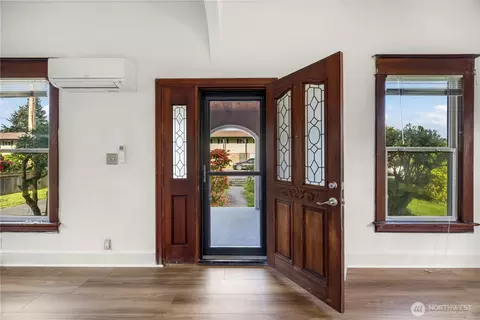 Entry Way - 1624 Wright Ave, Sumner, WA 98390 photo 1 of 3