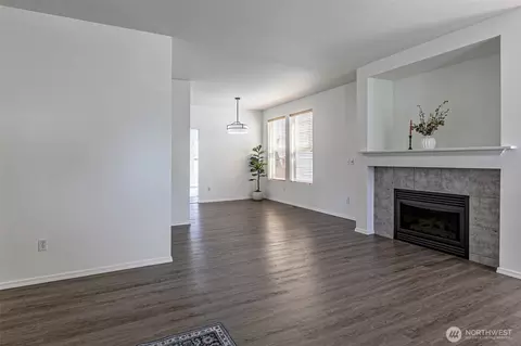 Living - 14429 Riverwalk Dr E, Sumner, WA 98390 photo 2 of 4