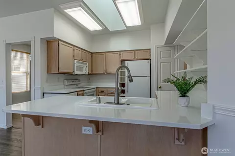Kitchen - 14429 Riverwalk Dr E, Sumner, WA 98390 photo 2 of 2