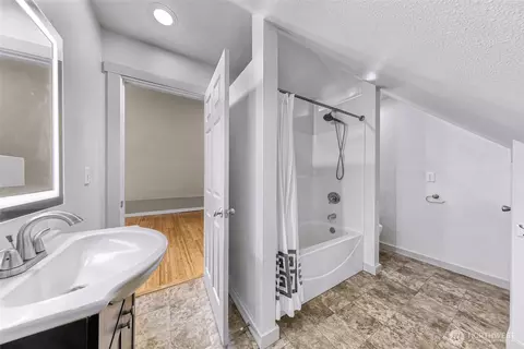 Bath - 1418 Maple St, Everett, WA 98201 photo 2 of 3